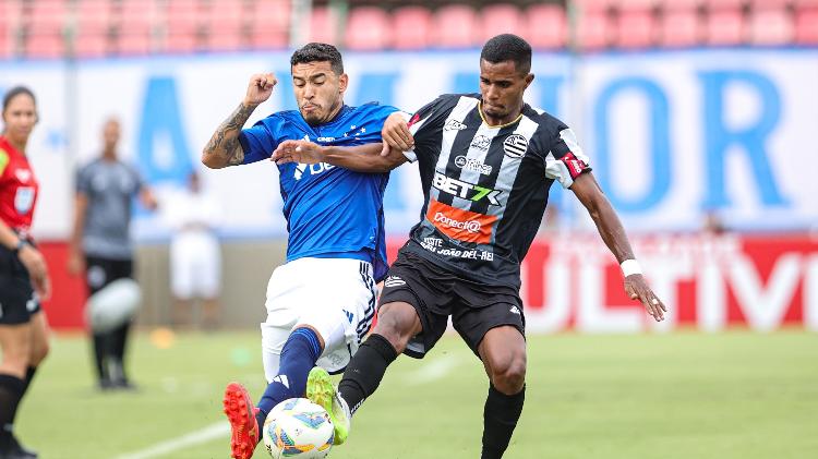 William, do Cruzeiro, disputa a bola durante jogo contra o Athletic, válido pelo Campeonato Mineiro