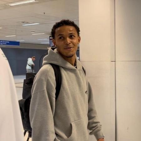 Lázaro desembarca em São Paulo para assinar com o Palmeiras