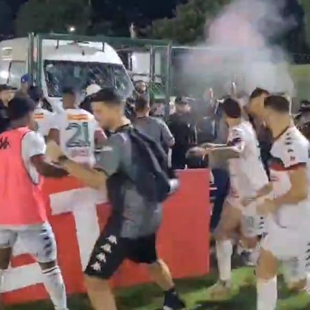 Jogadores da Portuguesa-RJ são dispersados com gás de pimenta após jogo contra o Boavista