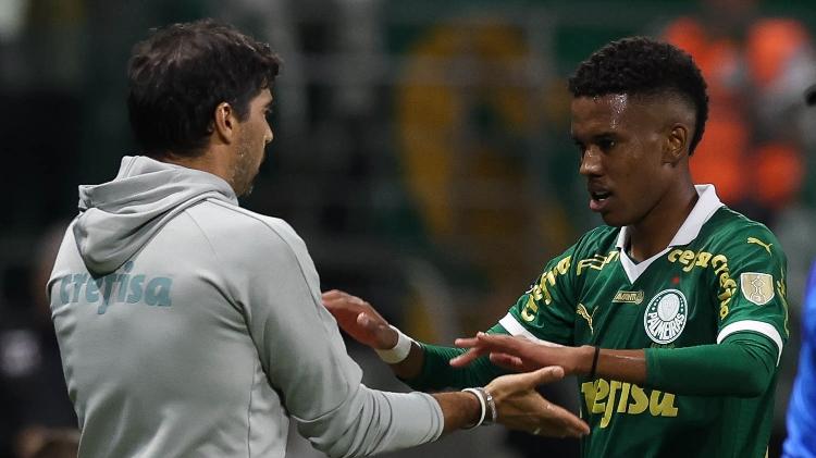 Estevão e Abel Ferreira em jogo do Palmeiras contra o Liverpool-URU pela Copa Libertadores