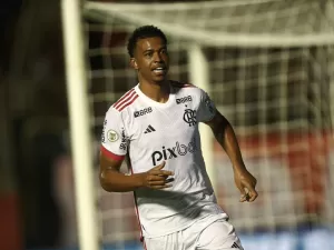 Dupla sai do banco, tira Flamengo do sufoco e garante triunfo sobre Vitória