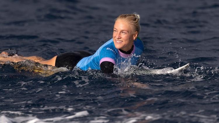 Tatiana Weston-Webb, do Brasil, durante quartas de final do surfe feminino nas Olimpíadas de Paris-2024