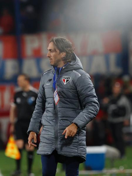 Luis Zubeldía no comando técnico do São Paulo na partida contra o Nacional pela Libertadores