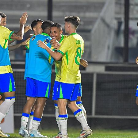 Vitor Roque comemora gol marcado pela seleção sub-20 do Brasil contra o México