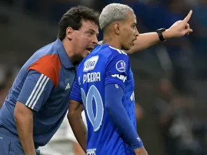 Cruzeiro cede empate em estreia de Diniz, mas avança na Sul-Americana