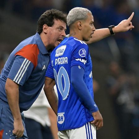 Fernando Diniz, técnico do Cruzeiro, conversa com Matheus Pereira 