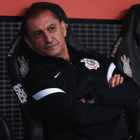 Ramón Diaz, técnico do Corinthians, no banco de reservas antes da semifinal contra o Flamengo, pela Copa do Brasil