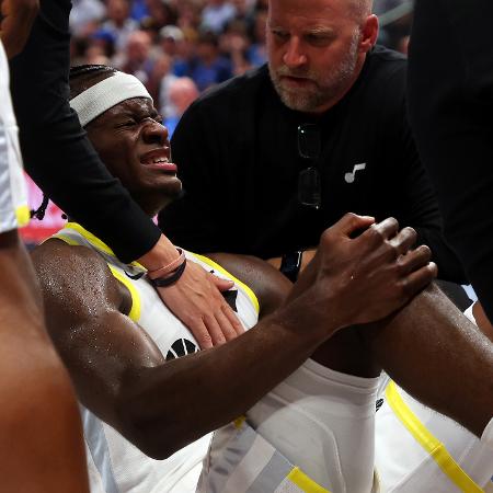 Taylor Hendricks, do Utah Jazz, sofre lesão séria durante jogo contra o Dallas Mavericks na NBA