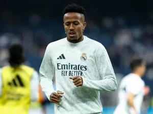 Militão passa por cirurgia no joelho, e procedimento é realizado com sucesso 