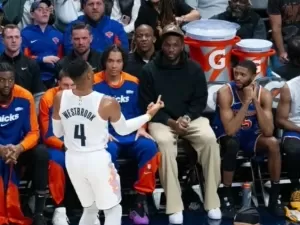 Westbrook é multado pela NBA após gesto obsceno para banco adversário; veja