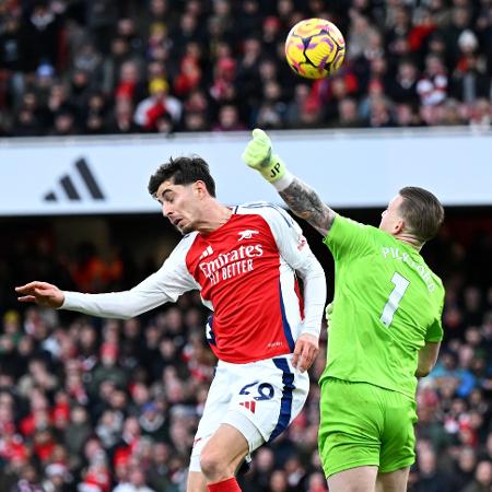 Jordan Pickford, do Everton, divide com Harvetz, do Arsenal, durante jogo da Premier League - Stuart MacFarlane/Arsenal FC via Getty Images