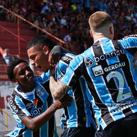 Jogadores do Grêmio comemoram gol contra o Vitória da Conquista (BA) na Copinha