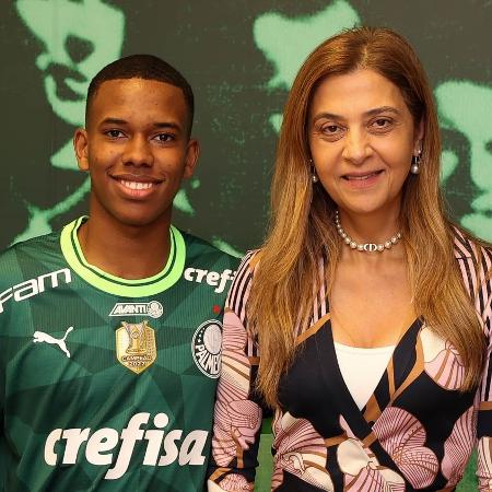 Estêvão junto da presidente Leila Pereira após assinar contrato profissional com o Palmeiras, em 2023