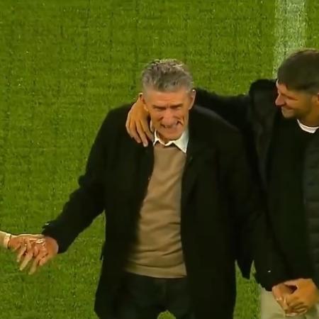 O ex-técnico Edgardo Bauza (C), durante homenagem feita pela LDU (EQU), antes de amistoso contra o Alianza Lima (PER), em 2025.