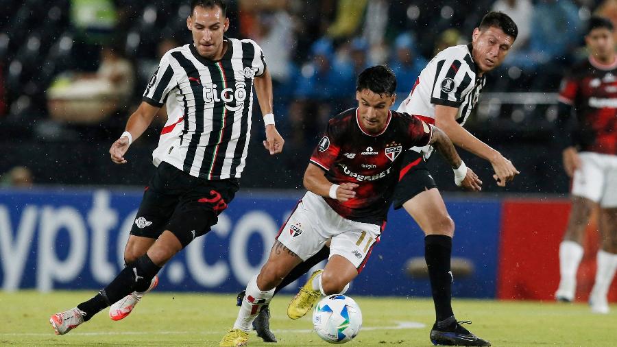 Ferreirinha em ação durante Libertad x São Paulo, duelo da Libertadores Ferreirinha em ação durante Libertad x São Paulo, duelo da Libertadores