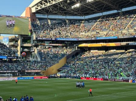 Torcidas do Seattle Sounders e Botafogo no Lumen Field, para jogo do Mundial de Clubes 2025: nem todos os assentos foram ocupados