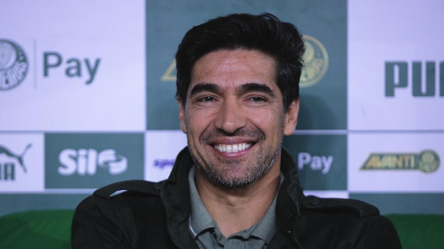 Abel Ferreira, técnico do Palmeiras, sorri durante jogo contra o Grêmio