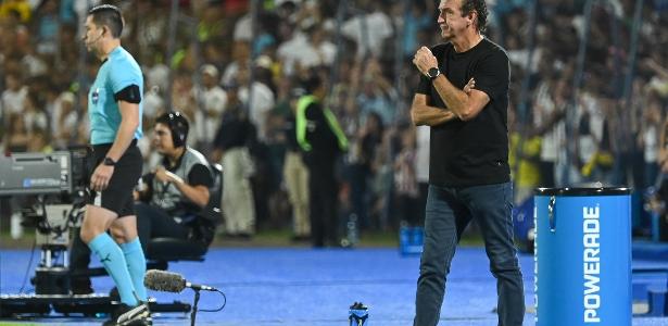'Não pode passar pano', diz Cuca sobre ocorrido entre Neymar e Robinho Jr