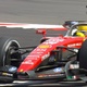 Hamilton surpreende e lidera &uacute;nico treino livre em Silverstone 