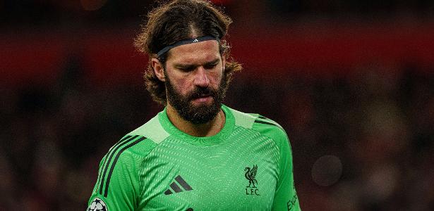 Regra faz técnico do Liverpool 'barrar' Alisson de usar faixa de capitão