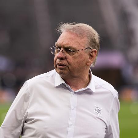 Presidente do Corinthians, Osmar Stabile tem a palavra final sobre operações financeiras