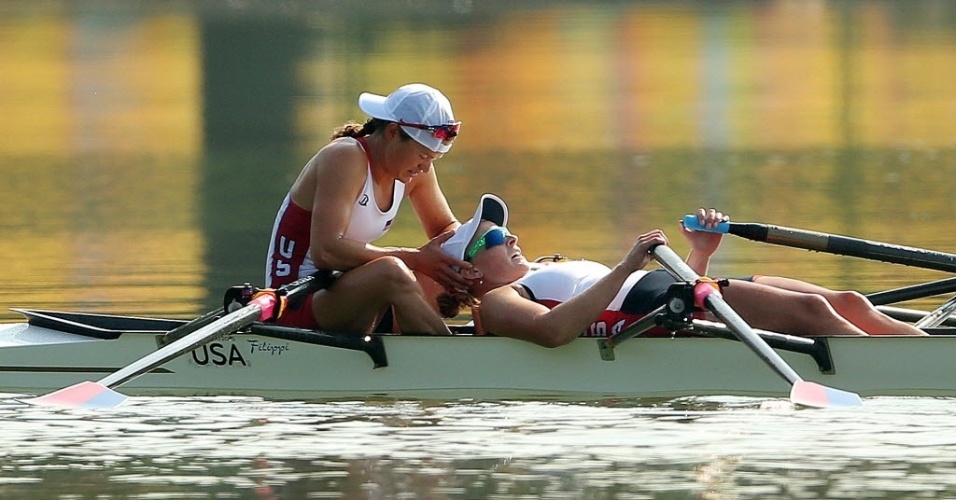 Norte-americanas Nicole Ritchie e Lindsay Meyer relaxam depois da final do remo