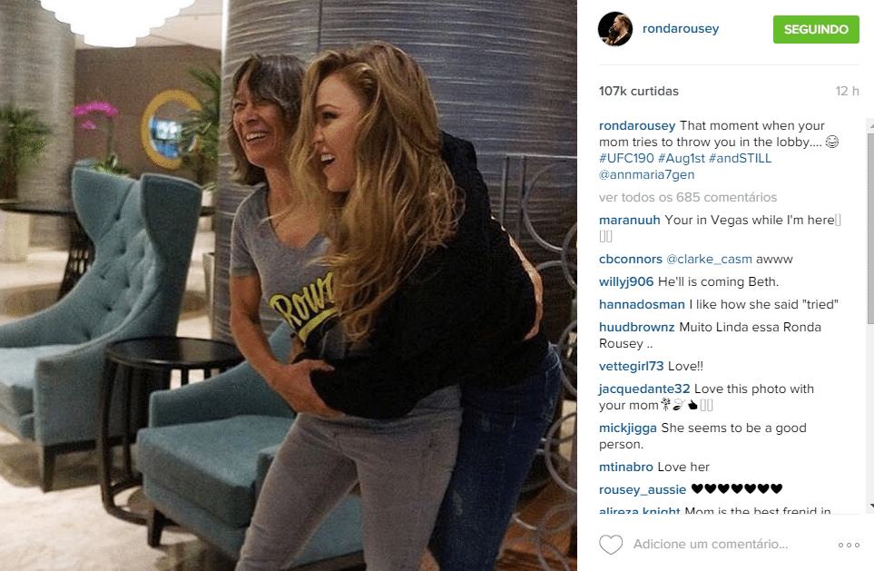 Ronda Rousey brinca com sua mãe - ex-campeã mundial de judô - e elas ameaçam uma pequena luta no hotel em que a campeã do UFC está hospedada. Ronda pega Bethe Correia no sábado, na HSBC Arena, valendo seu cinturão peso galo - Reprodução/Instagram