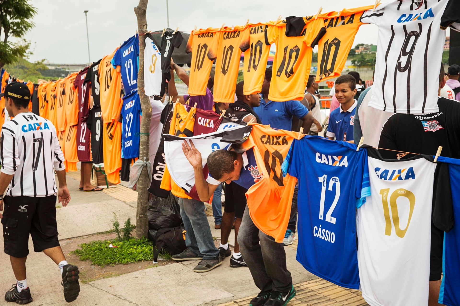 Torcida do Corinthians começa a chegar à Arena. Clima é de festa com o título brasileiro - Eduardo Knapp/Folhapress. ESPORTES