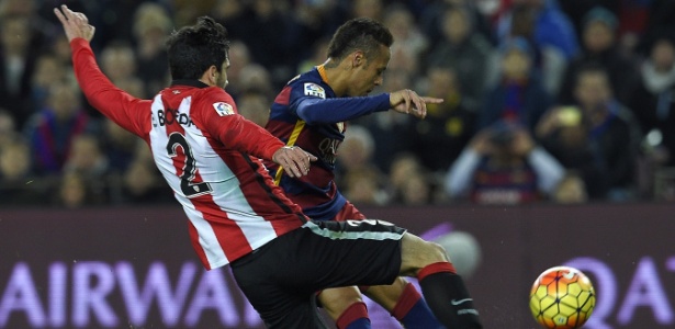 Neymar disputa bola com Eneko Boveda, do Athletic Bilbao pelo Espanhol