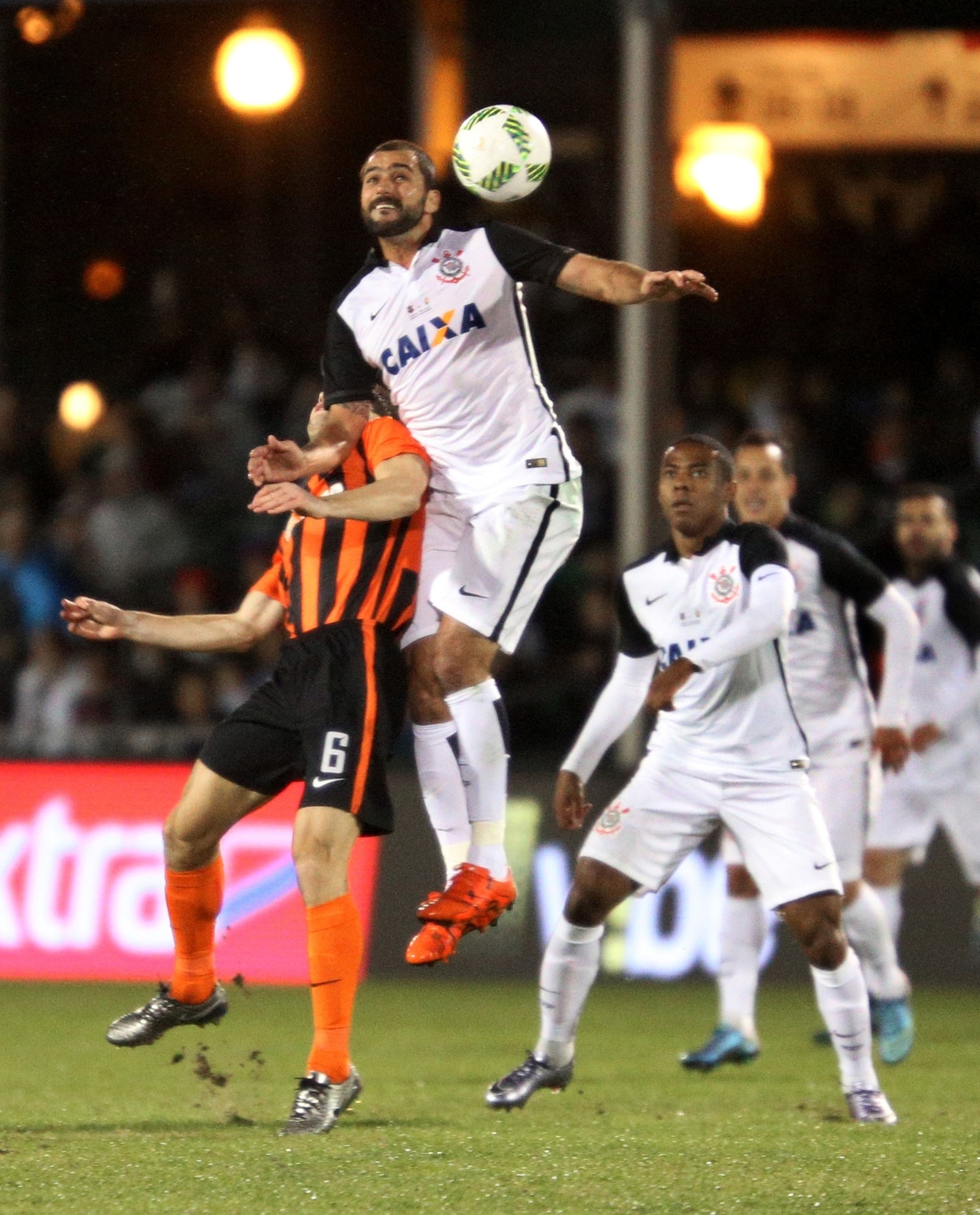 Danilo disputa bola com Taras Stepanenko no jogo do Corinthians contra o Shakhtar na Florida Cup - AFP / Gregg Newton