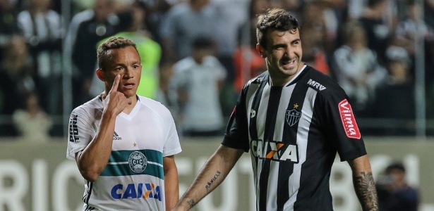 Lucas Pratto é observado pelo lateral esquerdo Carlinhos, do Coritiba - Bruno Cantini/Clube Atlético Mineiro