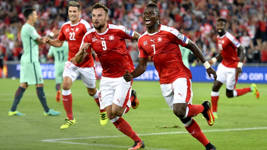 Embolo (à direita) comemora gol marcado pela Suíça contra Portugal - AFP PHOTO / FABRICE COFFRINI
