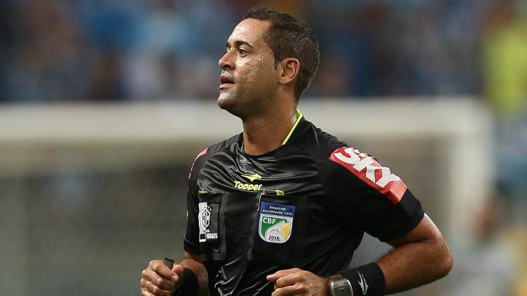 O árbitro Emerson de Almeida Ferreira durante jogo entre Grêmio e Palmeiras, pelo Campeonato Brasileiro