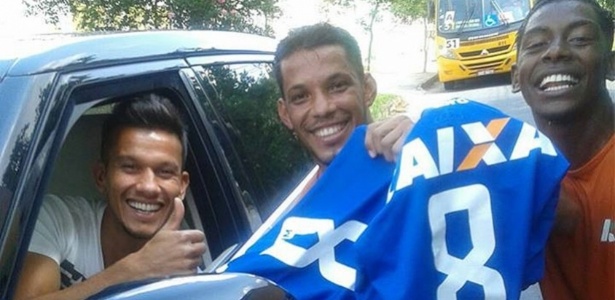 Henrique distribui camisas do Cruzeiro para garis - Divulgação
