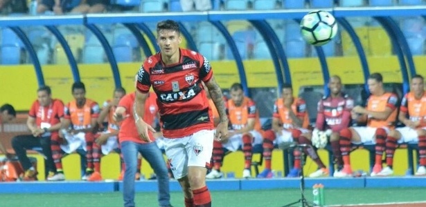 Everaldo, do Atlético-GO, em jogo contra a Ponte Preta, pelo Brasileiro - Divulgação/Twitter - Divulgação/Twitter