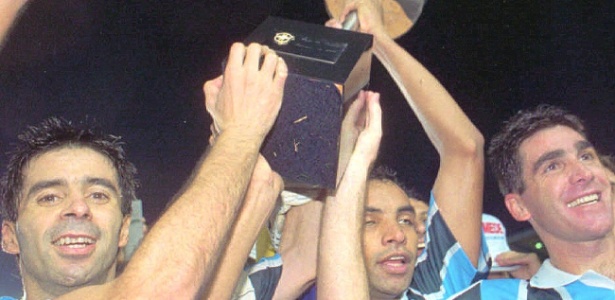 Mauro Galvão, Émerson e Luciano erguem a taça da Copa do Brasil de 2017 - Rosane Marinho/Folhapress