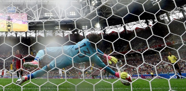 Goleiro mexicano Ochoa defende pênalti cobrado por Andre Silva - Yuri Kadobnov/AFP - Yuri Kadobnov/AFP