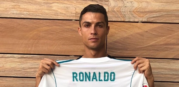 A foto publicada por Cristiano Ronaldo no Twitter homenageou o garoto Santiago - reprodução/Twitter