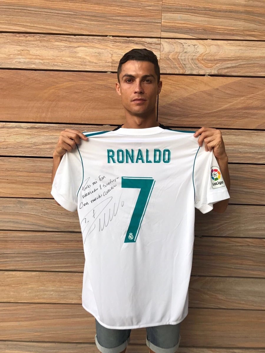 Cristiano Ronaldo mostra camisa autografada em homenagem ao fã Santiago