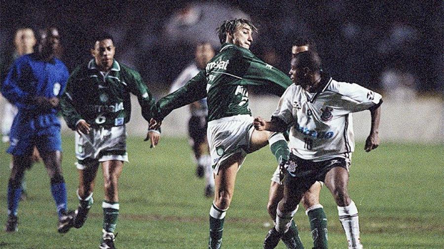 Paulo Nunes e Edilson durante a briga na final do Campeonato Paulista de 1999 - Alex Ribeiro/Folhapress