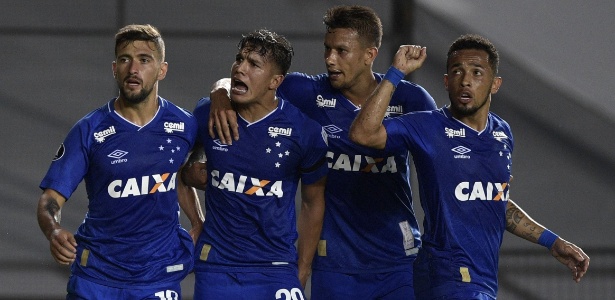 Jogadores do Cruzeiro comemoram gol de Arrascaeta diante do Racing - AFP PHOTO / JUAN MABROMATA - AFP PHOTO / JUAN MABROMATA