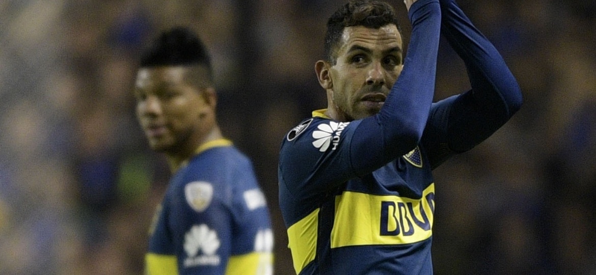 Carlos Tevez aplaude a torcida do Boca Juniors durante jogo contra o Alianza Lima - Juan Mabromata/AFP