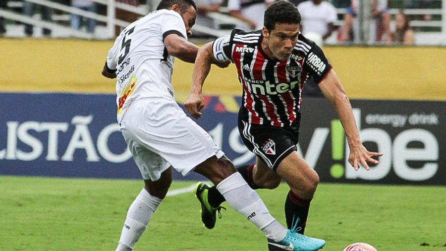 Hernanes até apareceu bastante contra o Bragantino, mas teve pouca participação em lances perigosos - Fábio Moraes/Futura Press/Estadão Conteúdo
