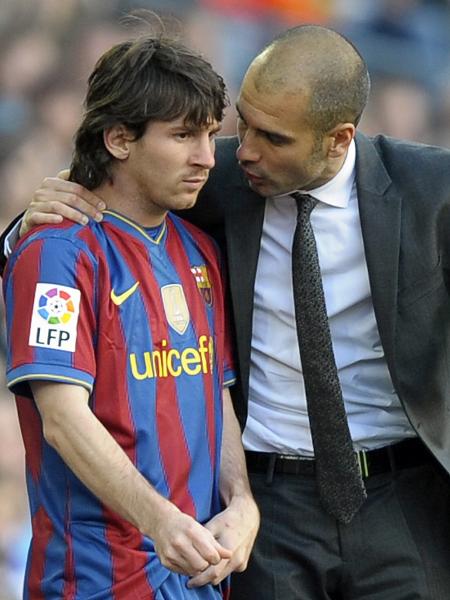 Lionel Messi recebe instruções de Guardiola no Barcelona - Lluis Gene/AFP