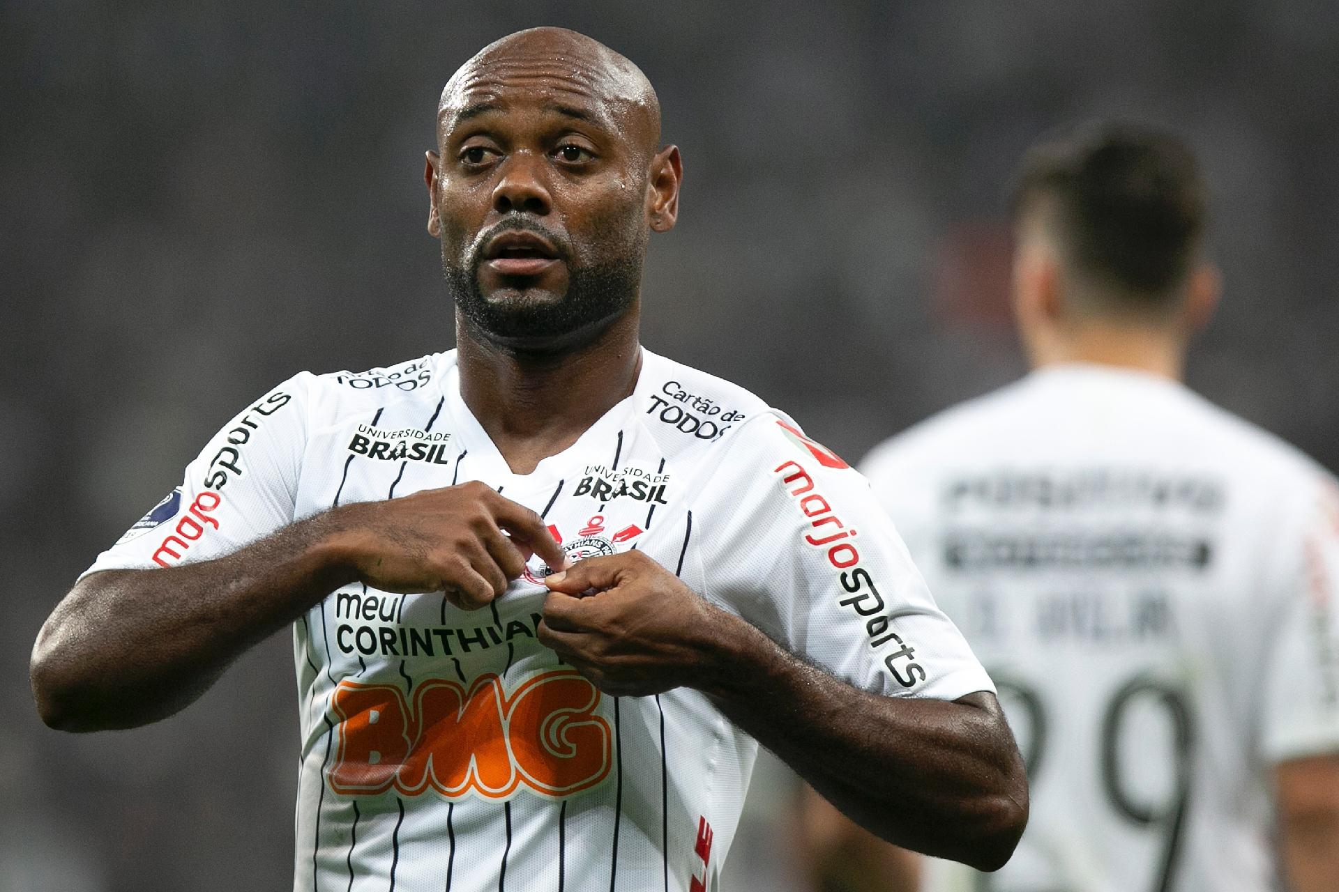 Coritiba tentou, mas Corinthians vetou ida de Vagner Love ao clube