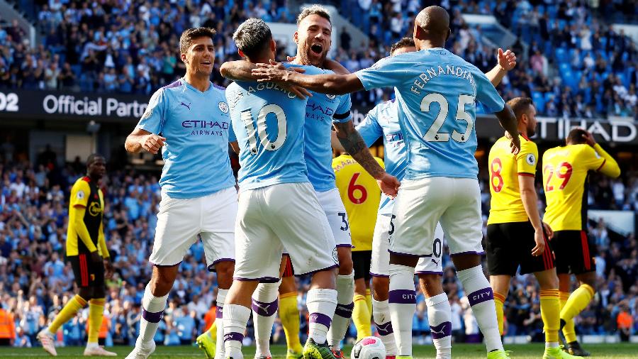Otamendi comemora com Agüero e Fernandinho o quinto gol do Manchester City contra o Watford - Jason Cairnduff/Reuters