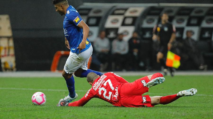 Ederson marcando gol da vitória do Cruzeiro contra o Corinthians em 2019; volante driblou Walter - Daniel Vorley/AGIF