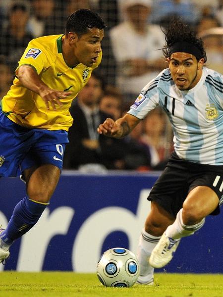 Jogador André Santos disputa bola com Carlos Tevez na vitória do Brasil sobre a Argentina por 3 x 1 em Rosário em partida válida pelas eliminatórias da Copa de 2010. - Daniel Garcia/AFP