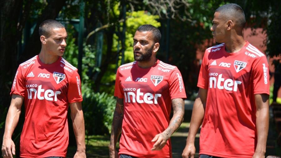 Antony, Daniel Alves e Bruno Alves - Reprodução/Twitter SPFC