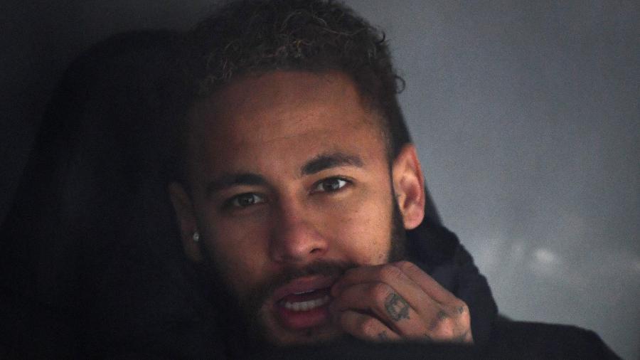 Neymar, no banco de reservas do PSG no Santiago Bernabéu - GABRIEL BOUYS / AFP